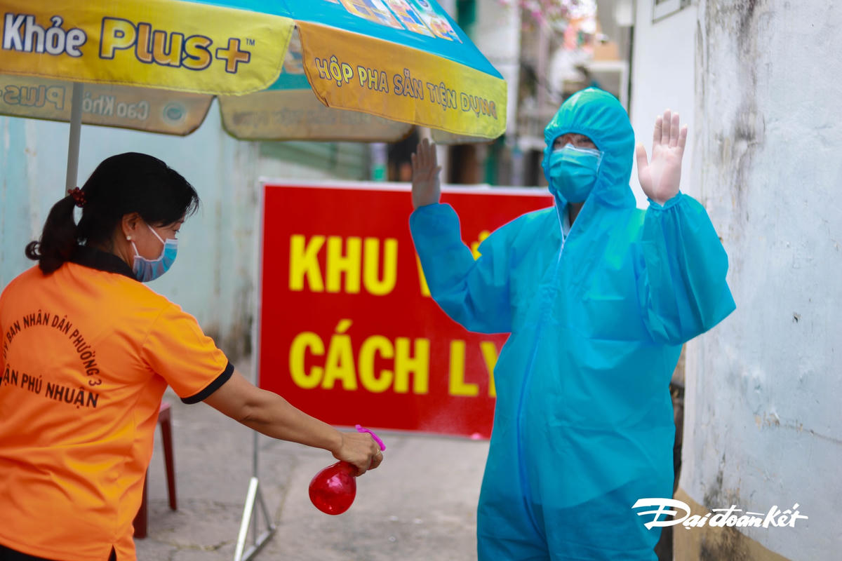 Sau hi kết thúc 1 điểm phát, anh Kiệt được phun khử trùng trước khi tiếp túc di chuyển.