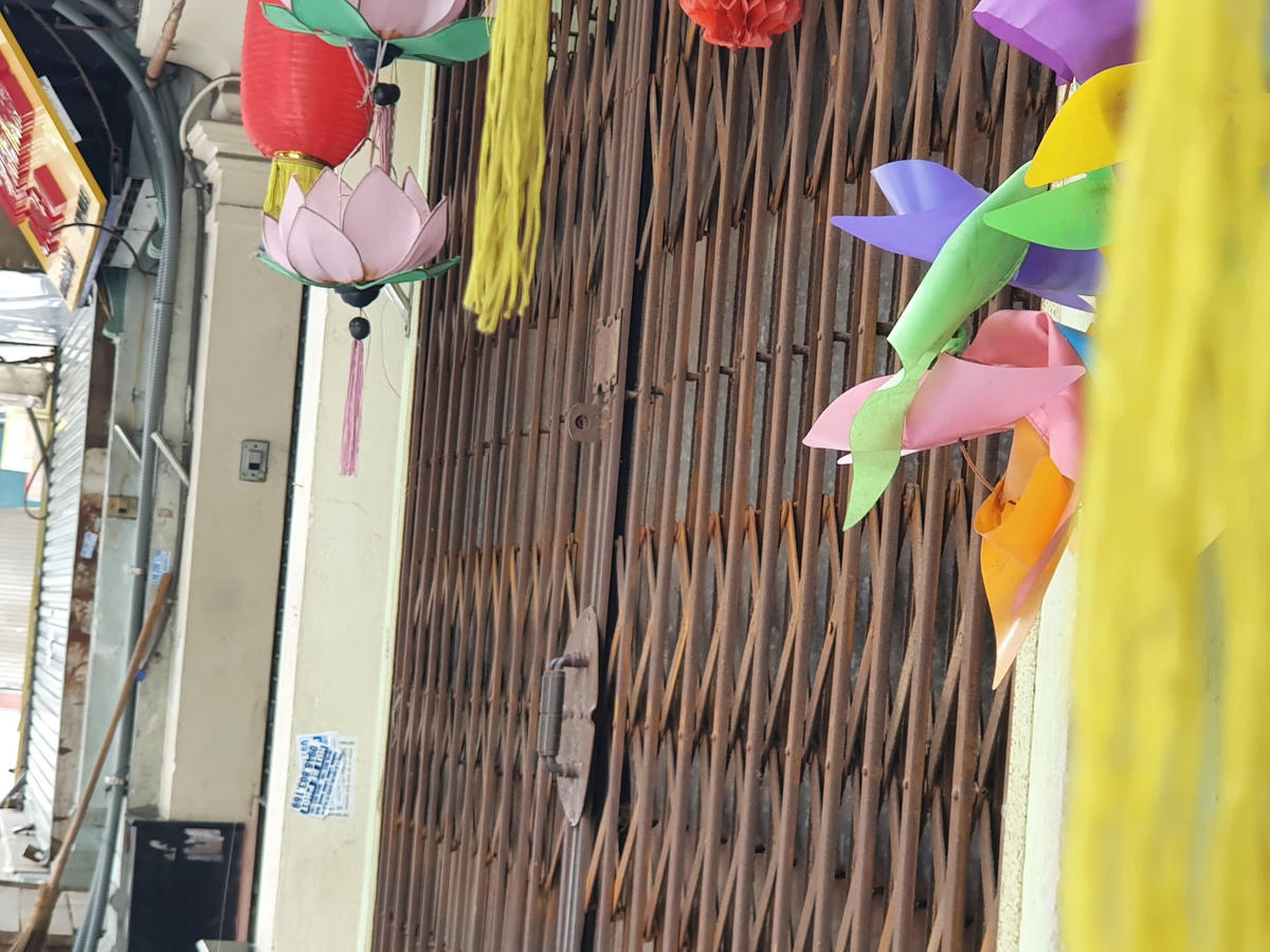 Các hàng quán tại đây đều đã đóng cửa im lìm...