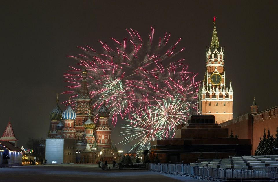 Pháo hoa trên Quảng trường Đỏ trong lễ đón năm mới ở Moscow, Nga. 