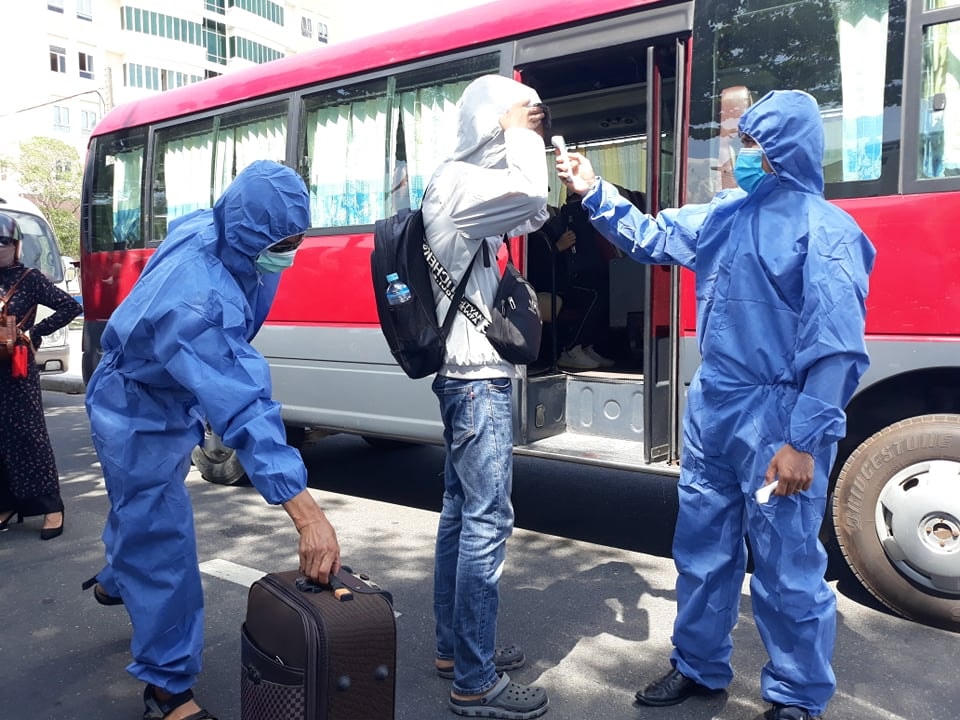 Kiểm tra thân nhiệt các công dân trước lúc lên xe.