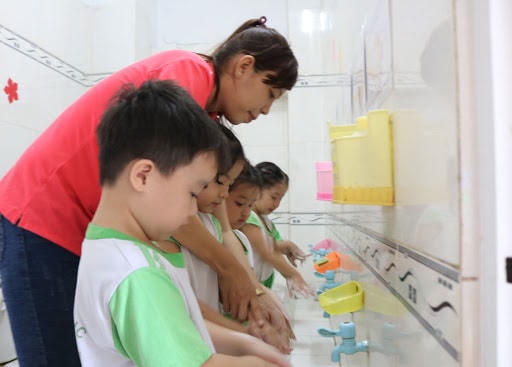 Rửa tay để phòng chống dịch tay chân miệng.