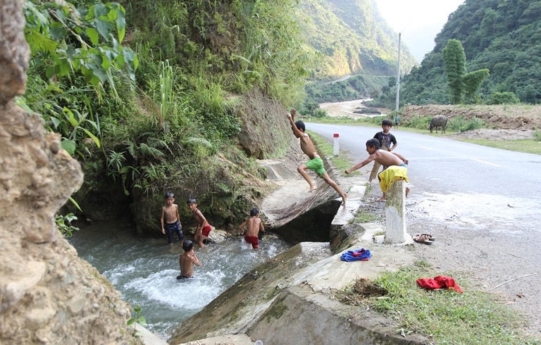 Trẻ em tắm ở khu vực sông, suối không có người lớn quản lý dễ xảy ra đuối nước.
