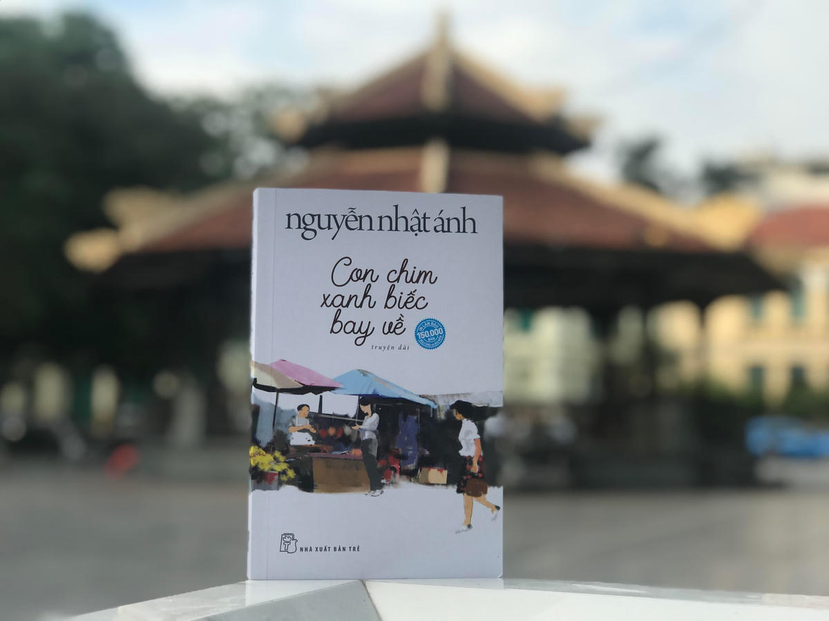 Bản bìa mềm cuốn "Con chim xanh biếc bay về".