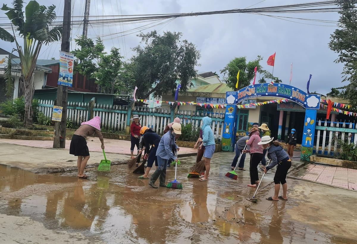 Thầy, cô giáo Trường mầm non Hành Dũng dọn vệ sinh.