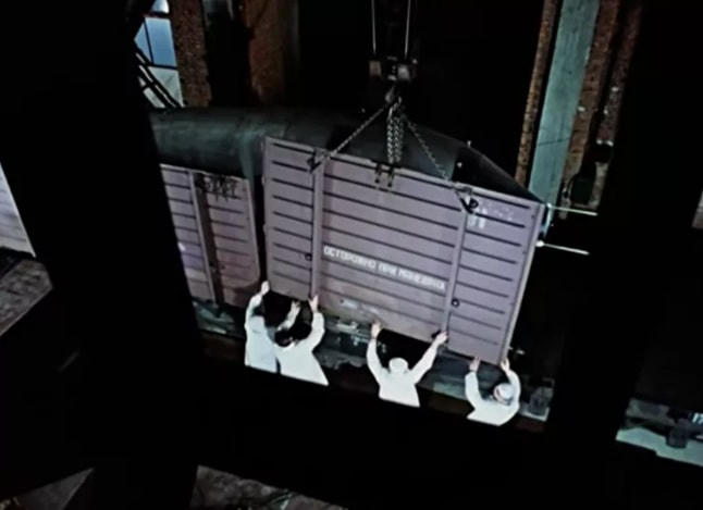 Xe lửa vận chuyển Sản phẩm 202 "Tsar Bomba" được ngụy trang như một chiếc xe chở gia súc bình thường.