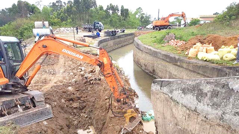 Sửa chữa đoạn sụt lún hồ Yên Lập, Quảng Ninh. Ảnh: Lam Hạnh.