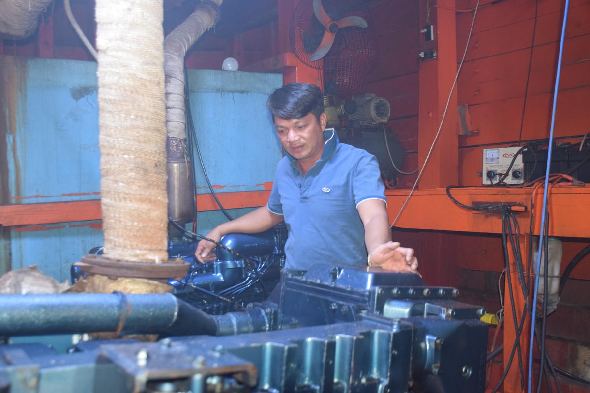 Ngư dân Thành đang kiểm tra máy móc để chuẩn bị vươn khơi.
