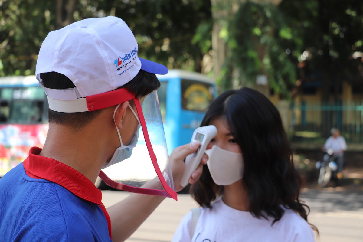 Theo ghi nhận của PV, tại điểm thi Trường THPT Hồng Đức (TP Buôn Ma Thuột) các thí sinh có mặt từ rất sớm tại điểm thi để làm thủ tục dự thi. Trước khi vào điểm thi, các thí sinh phải đeo khẩu trang đeo khẩu trang, đo thân nhiệt, rửa tay sát khuẩn…