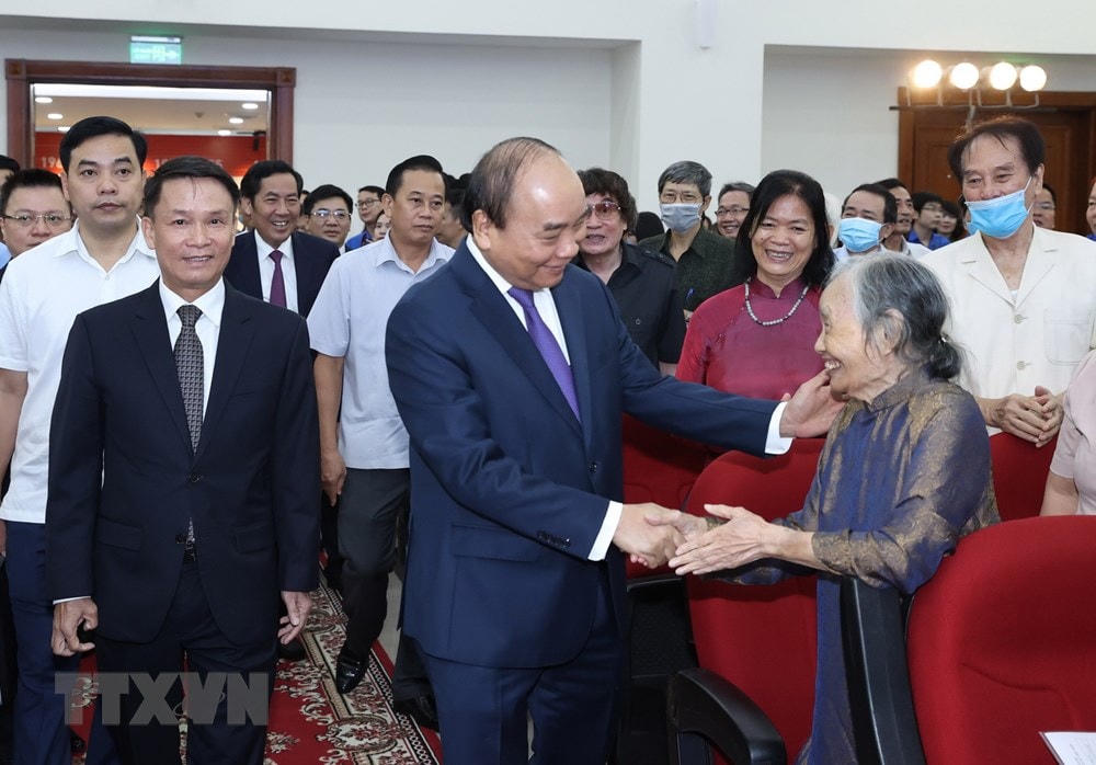 Thủ tướng Nguyễn Xuân Phúc với các cán bộ lão thành Thông tấn xã Việt Nam. (Ảnh: Thống Nhất/TTXVN).