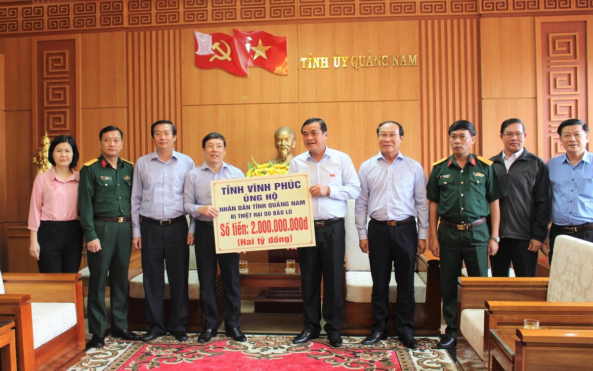 Đoàn công tác tỉnh Vĩnh Phúc trao 2 tỷ đồng cho bà con Quảng Nam bị thiệt hại mưa lũ.