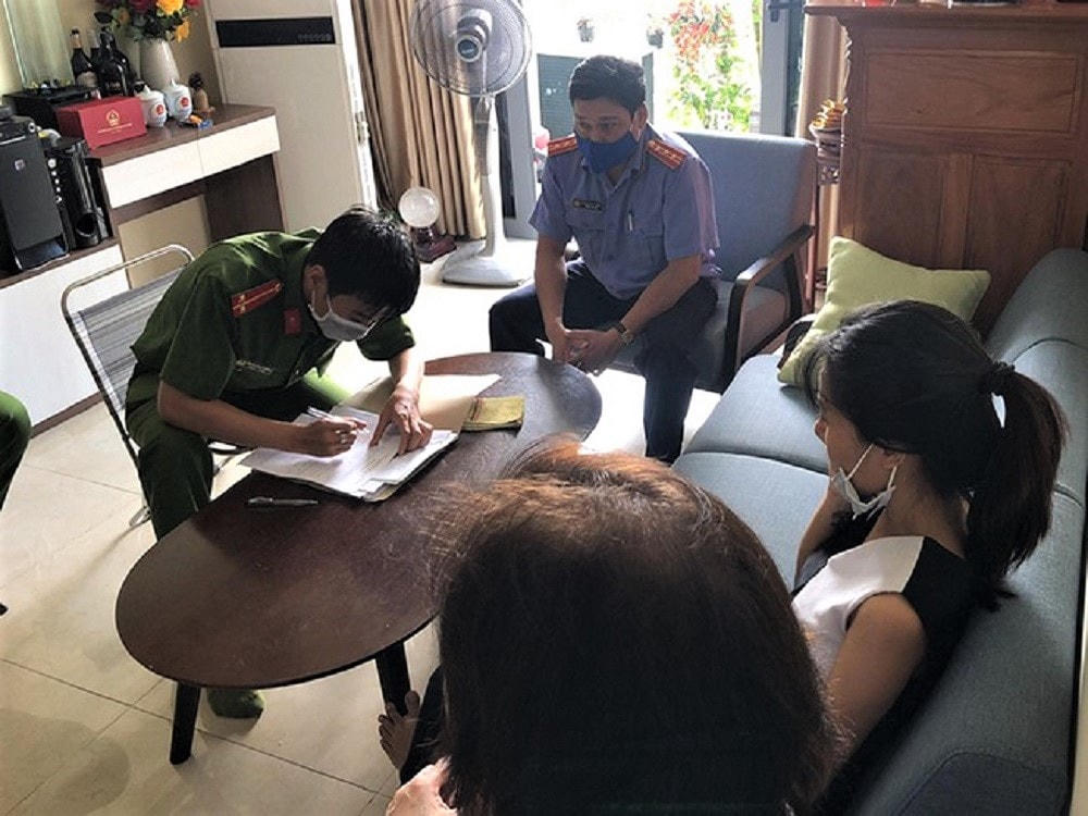 Bà Nguyễn Thị Diệu Thuý và các đồng phạm làm việc với cơ quan công an về dự án ma “Khu dân cư Gò Cát mới”. Ảnh: Công an TP HCM.