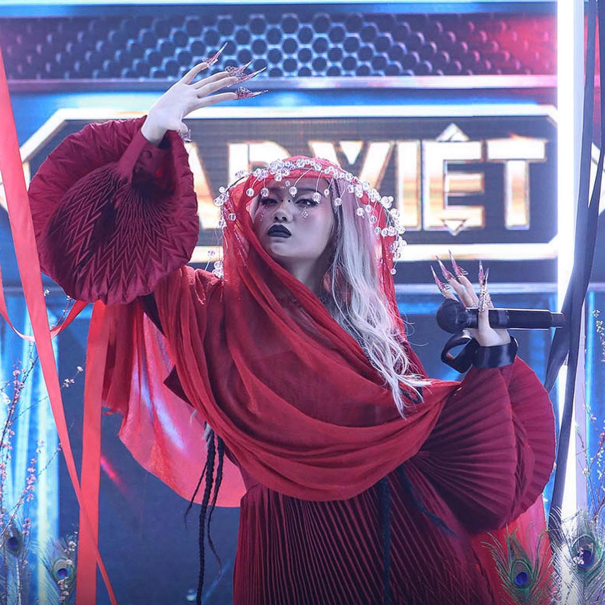 Trước phần thể hiện của Kellie, JustaTee gọi cô là viên ngọc quý, trong khi Karik khen ngợi nữ rapper có tiềm năng "đánh chiếm" thị trường âm nhạc. Nhưng so với 7 cái tên cùng bước vòng chung kết, thành viên đội Binz không có nhiều ưu thế để giành chức vô địch.
