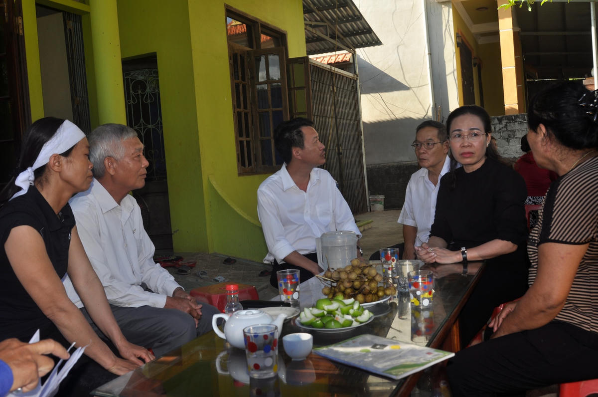 Động viên người thân sớm vượt qua đau thương, mất mát để sớm ổn định cuộc sống.