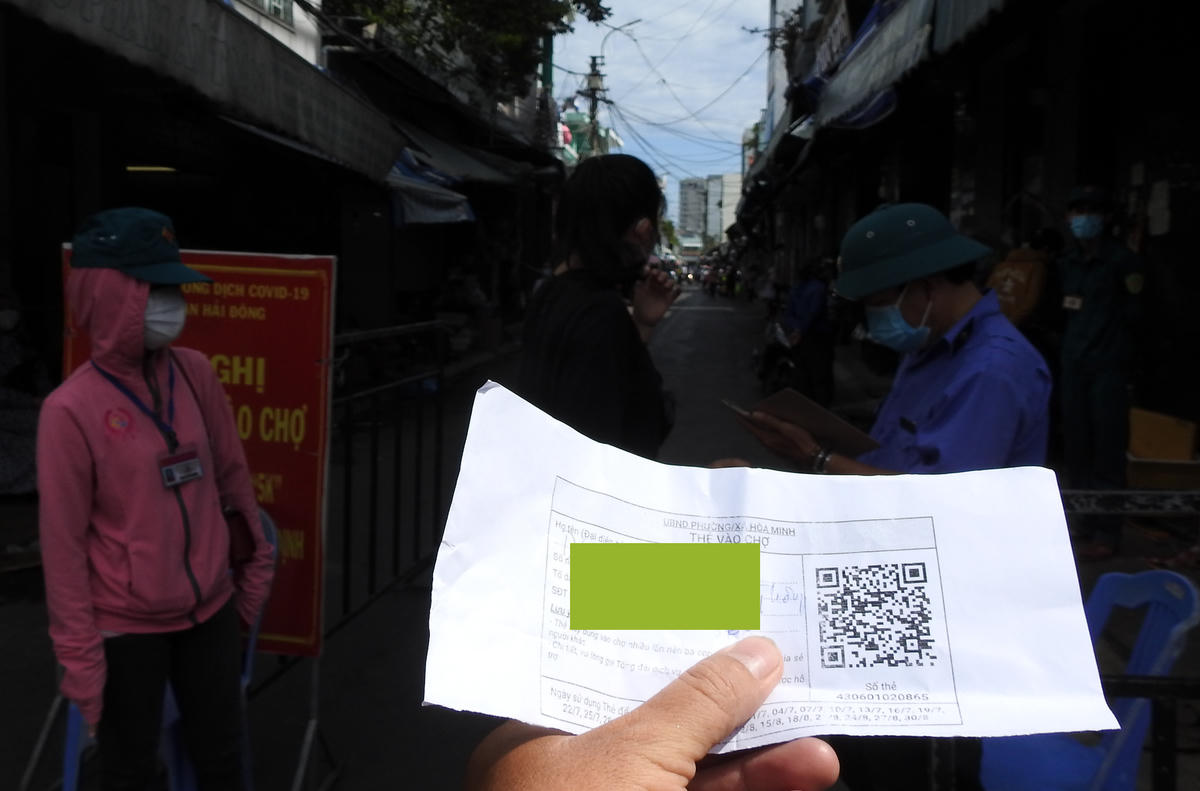 Cùng với  thẻ đi chợ, người dân cần có giấy đi đường. 