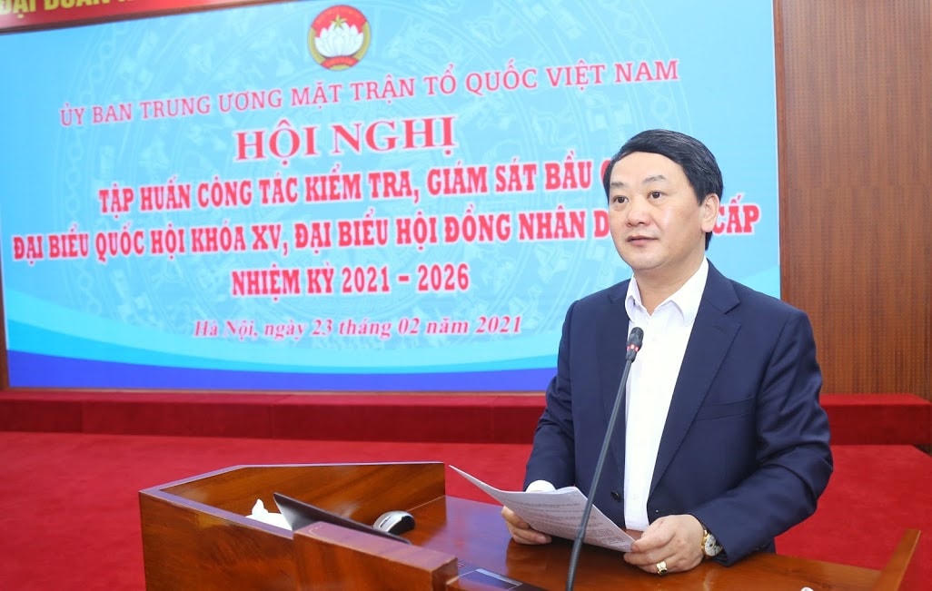 Phó Chủ tịch - Tổng Thư ký Hầu A Lềnh phát biểu tại Hội nghị.