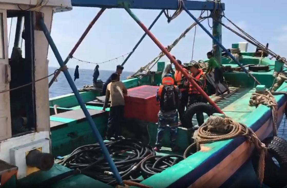 Lực lượng chức năng tiếp cận tàu cá chở 3.000 lít dầu D.O không rõ nguồn gốc.