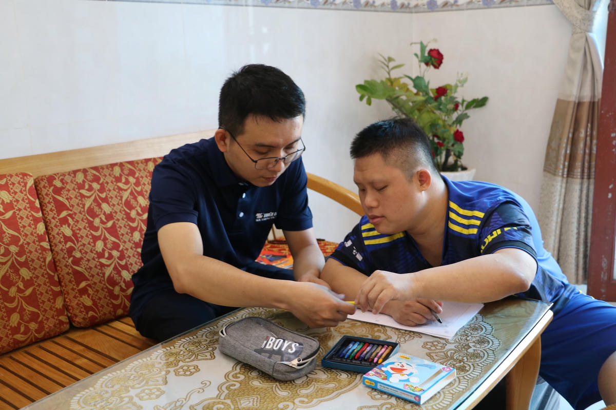 Tình nguyện viên của chương trình hỗ trợ em nhỏ học tập.