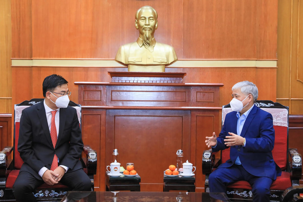 Chủ tịch Đỗ Văn Chiến trao đổi cùng Thứ trưởng Bộ Ngoại giao Phạm Quang Hiệu. Ảnh: Quang Vinh.