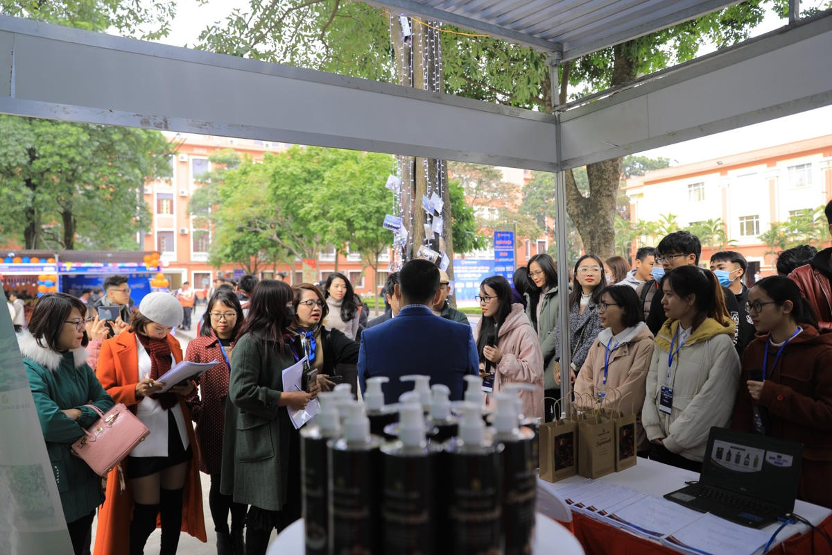 Gian trưng bày khởi nghiệp của HSSV 2020 tại Trường ĐH Thủy lợi.