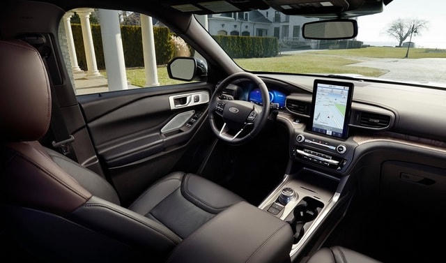 Nội thất Ford Explorer 2021 hiện đại hơn với màn hình giải trí đặt dọc.