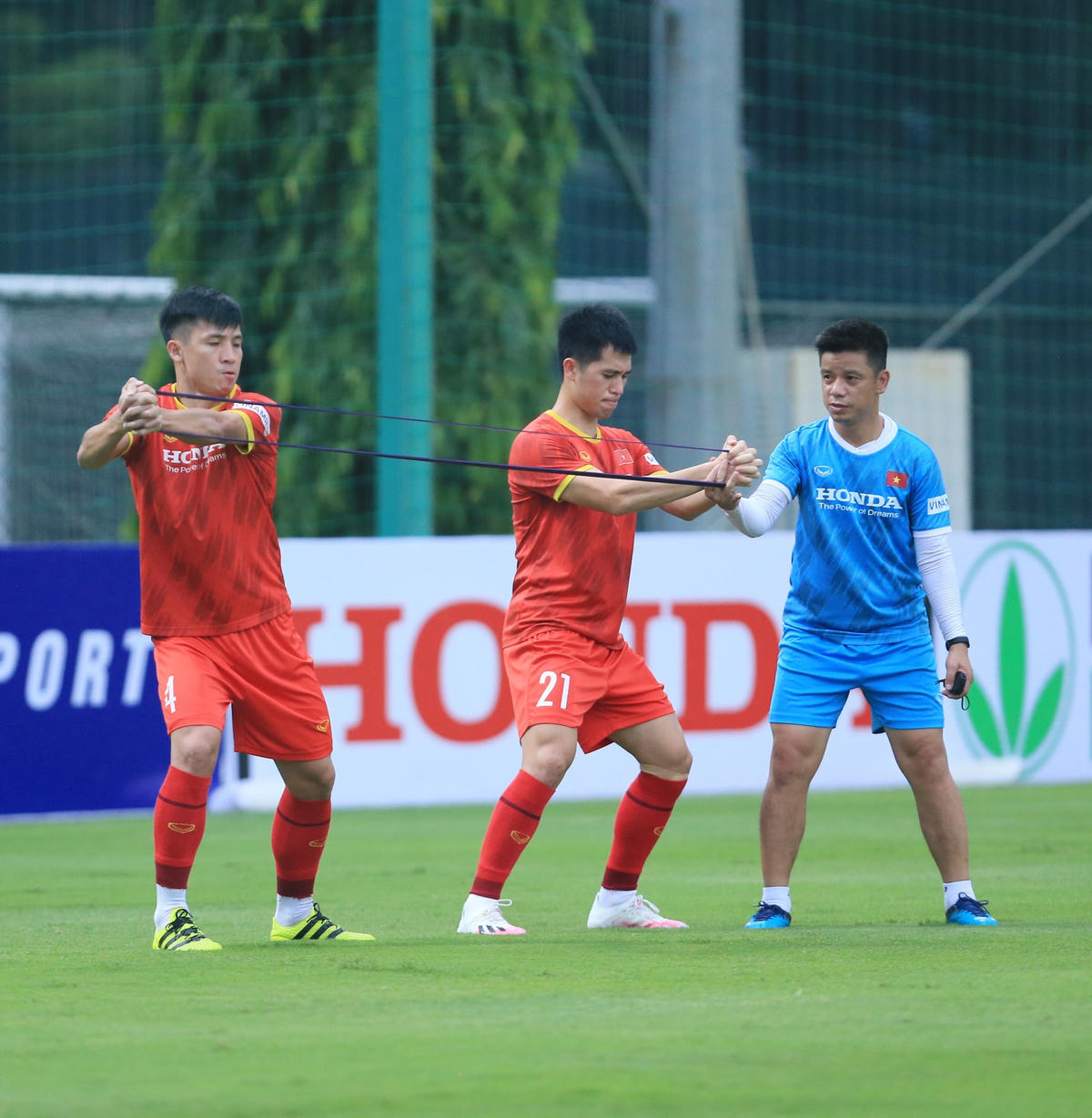Hàng loạt trụ cột trở lại tập luyện