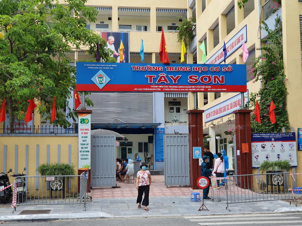 Một đoạn đường Trần Nhân Tông được cơ quan chức năng lập rào chắn phục vụ công tác lấy mẫu.