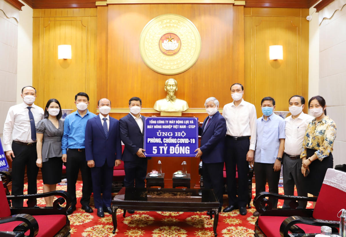 Chủ tịch Đỗ Văn Chiến tiếp nhận ủng hộ công tác phòng dịch.
