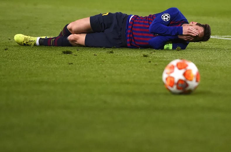  Messi, tỏ ra đau đớn trong trận đấu lượt về vòng 16 UEFA Champions League giữa Barcelona và Olympique Lyonnais tại sân vận động Camp Nou, Barcelona, ngày 13/3/2019.