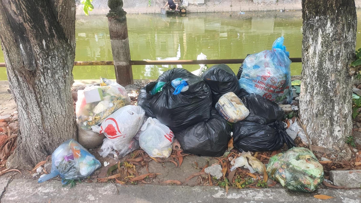 [ẢNH] TP Thái Bình: Dân chặn xe thu gom, rác thải tràn ngập phố phường