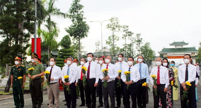 Đại biểu tỉnh Đồng Nai viếng các Anh hùng liệt sĩ. Ảnh: Báo Đồng Nai.
