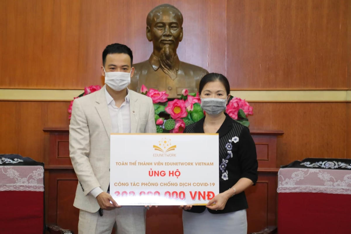 Phó Chủ tịch UBTƯ MTTQ Việt Nam Trương Thị Ngọc Ánh đã tiếp nhận số tiền 300 triệu đồng từ toàn thể thành viên Edunetwork Việt Nam.