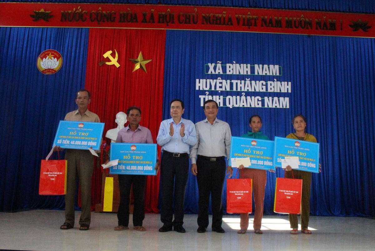 Chủ tịch Trần Thanh Mẫn hỗ trợ xây dựng lại nhà cho các hộ dân bị thiệt hại mưa bão.