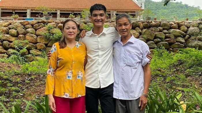 Mạc Văn Khoa và bố mẹ. Nam diễn viên hài quê ở Chí Linh, Hải Dương.