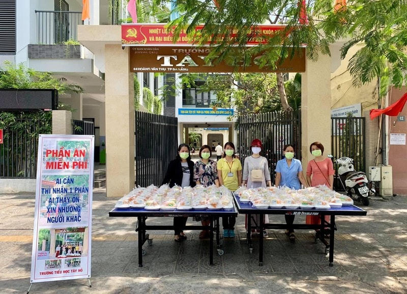 Điểm phát cơm miễn phí của Trường Tiểu học Tây Hồ. Ảnh: PLO.