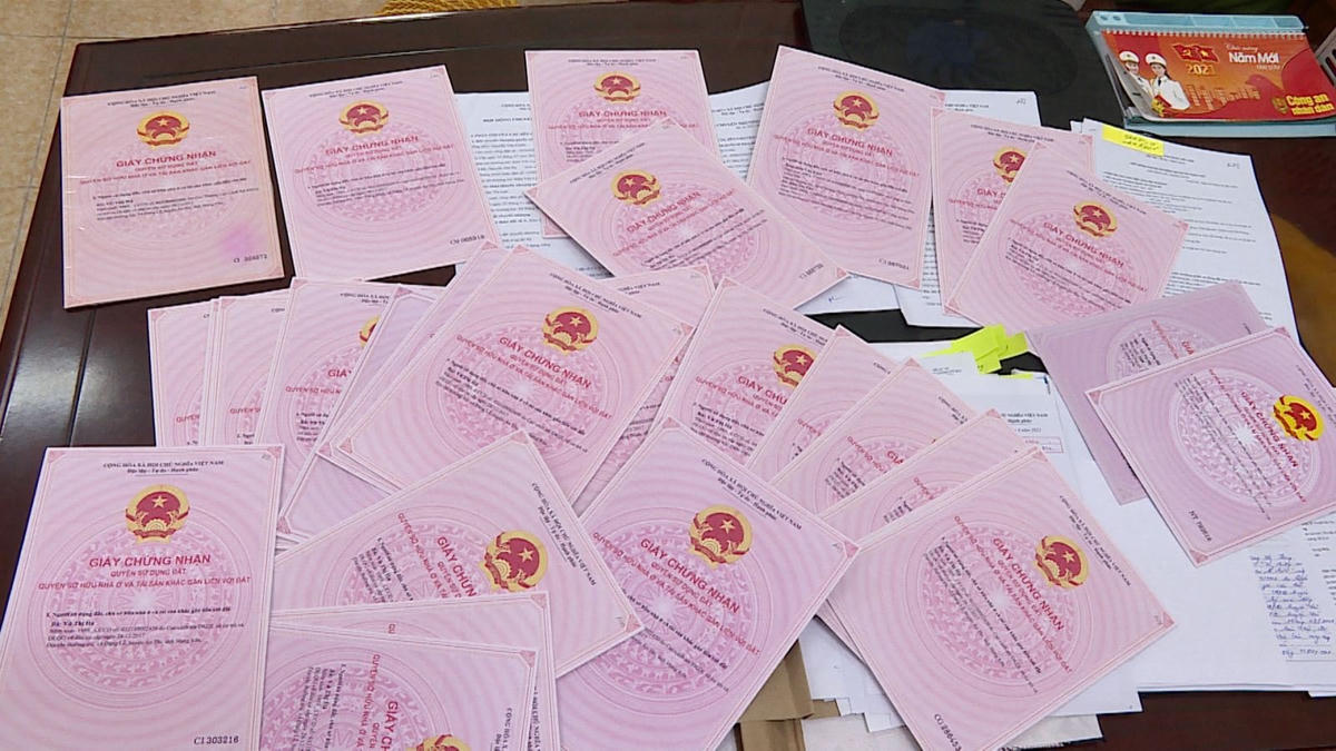 Chỉ cần vài triệu đến 20 triệu đồng là có thể mua được một cuốn sổ đỏ giả y như thật.