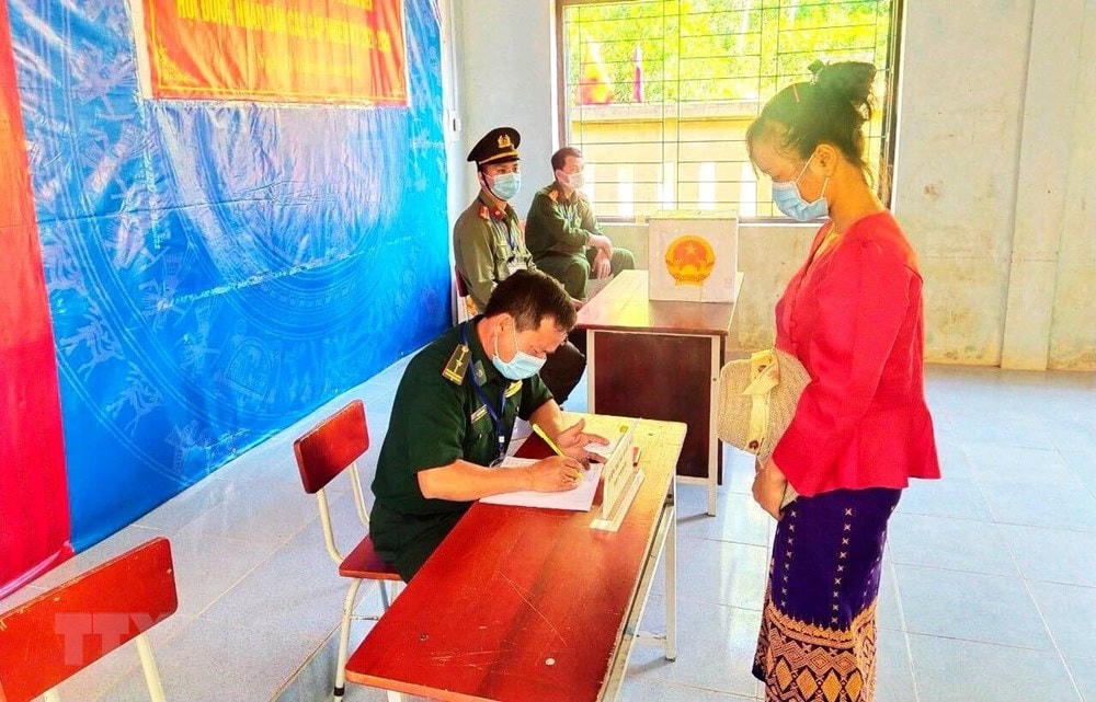 Bầu cử sớm ở khu vực biên giới, miền núi tỉnh Quảng Bình.(Ảnh: TTXVN phát).
