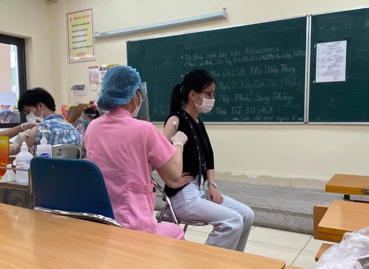 Hoạt động tiêm phòng vaccine Covid-19 tại điểm tiêm chủng Trường Tiểu học Hoàng Diệu (quận Ba Đình, Hà Nội). 