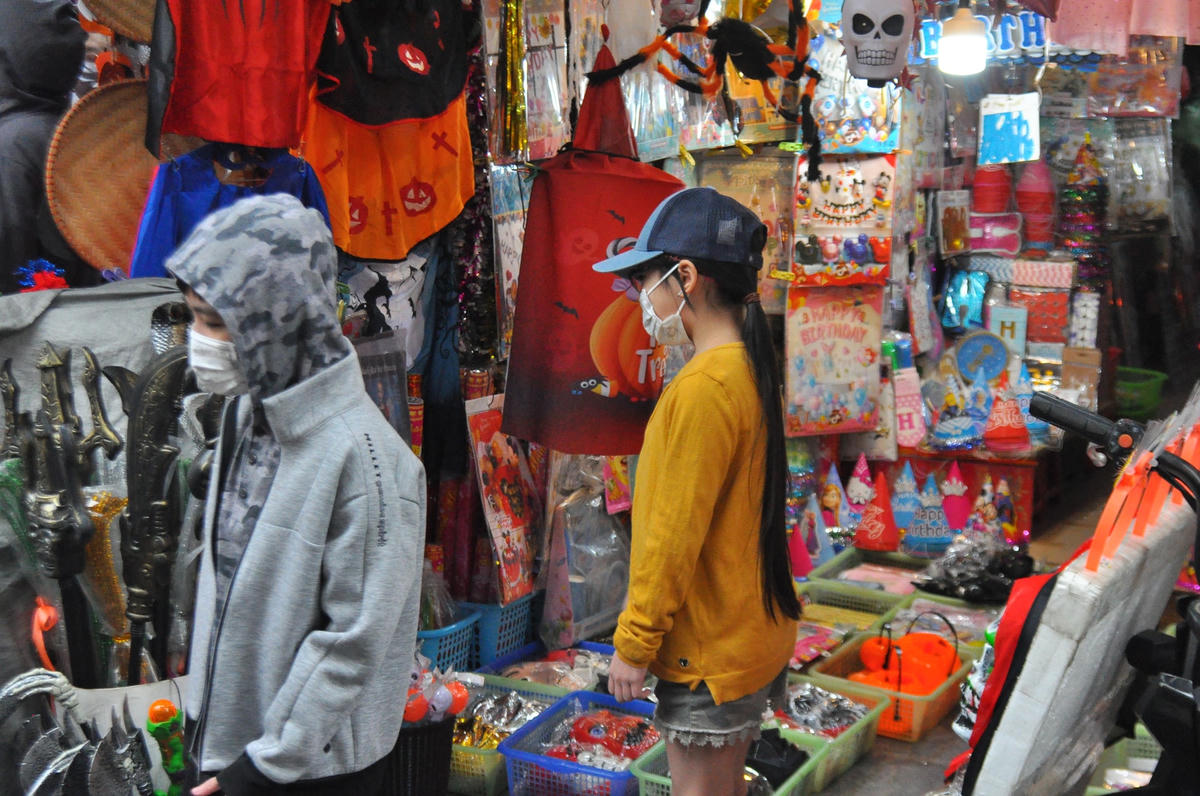 Phố Hàng Mã nhộn nhịp trở lại ngày lễ Haloween