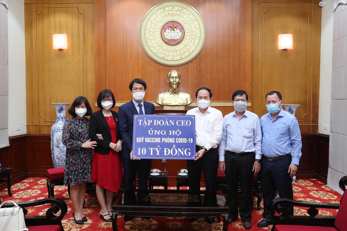 Phó Chủ tịch - Tổng Thư ký UBTƯ MTTQ Việt Nam Lê Tiến Châu tiếp nhận ủng hộ từ Tập đoàn CEO.