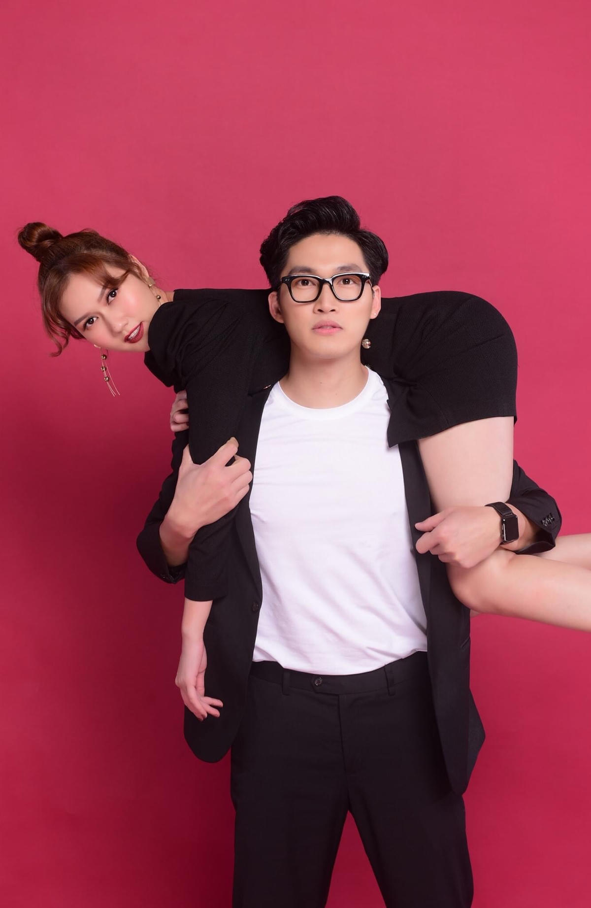 Hương Giang – Đình Tú thường xuyên mặc ton-sur-ton khi sánh đôi cùng nhau trong các hoạt động chung. Vì cùng hoạt động nghệ thuật nên cả hai luôn thông cảm, góp ý cho nhau, không ghen tuông khi thấy nửa kia của mình đóng cảnh tình cảm với bạn diễn.