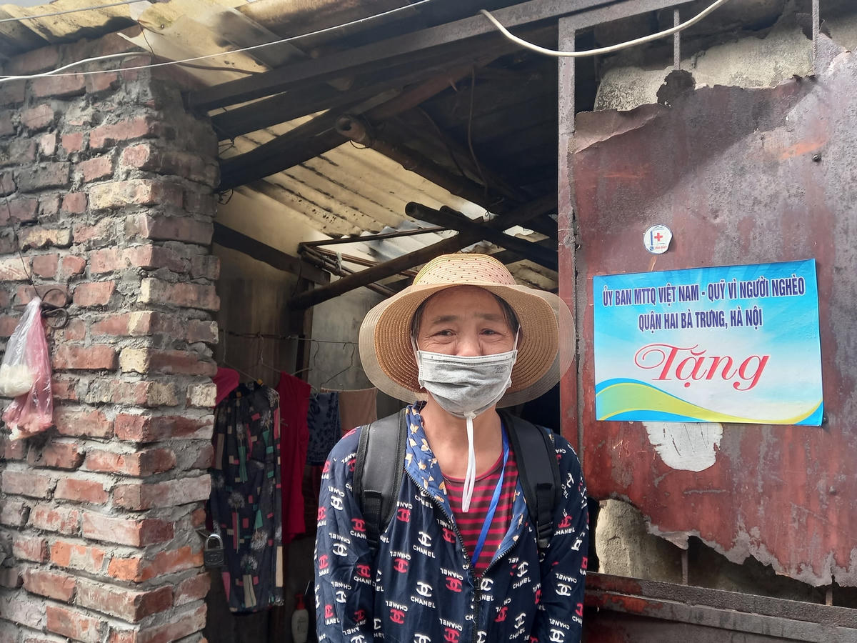 Xóm chạy thận nơi đây vốn đã vắng vẻ thì trong những ngày dịch Covid-19 bùng phát, lại càng đìu hiu. Hơn 100 bệnh nhân đang bám trụ ở đây cũng chỉ loanh quanh trong dãy trọ lụp xụp, nhỏ hẹp. 