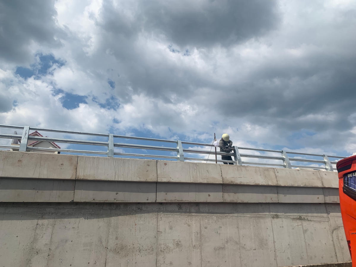 Hạng mục lan can cầu vượt Dầu Giây thi công từ trước Tết âm lịch Nhâm Dần đến nay vẫn chưa xong.