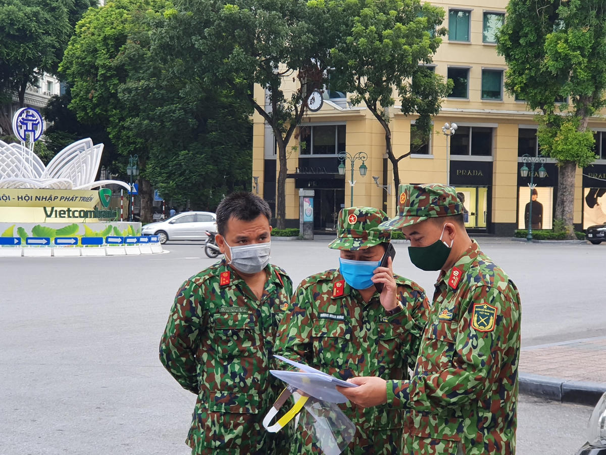 Khoảng 7h, lực lượng của Bộ Tư lệnh Thủ đô và Binh chủng Hóa học đã tập trung tại Nhà Hát Lớn Hà Nội.