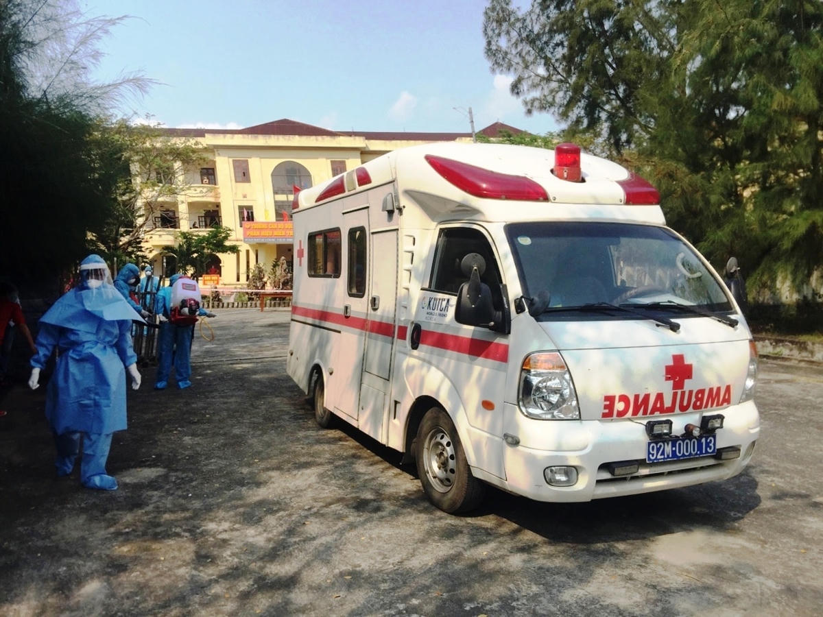 Xe chuyên dụng đưa bệnh nhân đến nơi chữa trị Covid-19.