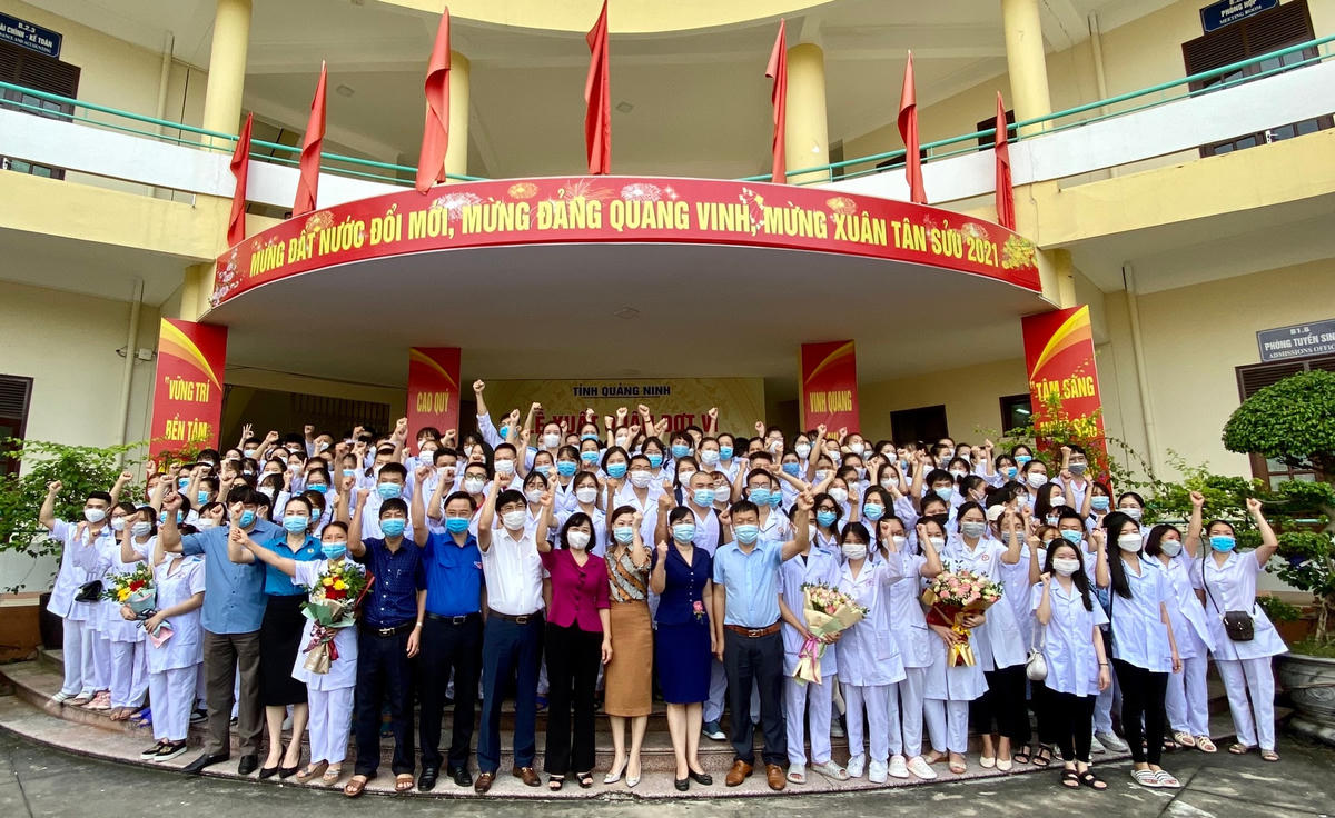 Các y bác sĩ Quảng Ninh thể hiện quyết tâm cao độ, sẵn sàng tiến vào tâm dịch Hà Nội để hỗ trợ phòng, chống dịch.