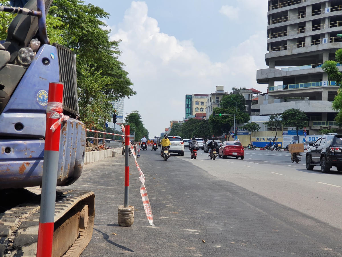 Nhiều người dân sống trên tuyến đường này cho biết, tuyến đường Văn Cao - Liễu Giai sau khi đã được thu hẹp giải phân cách trở nên rộng thênh thang, như một sự "lột xác"...