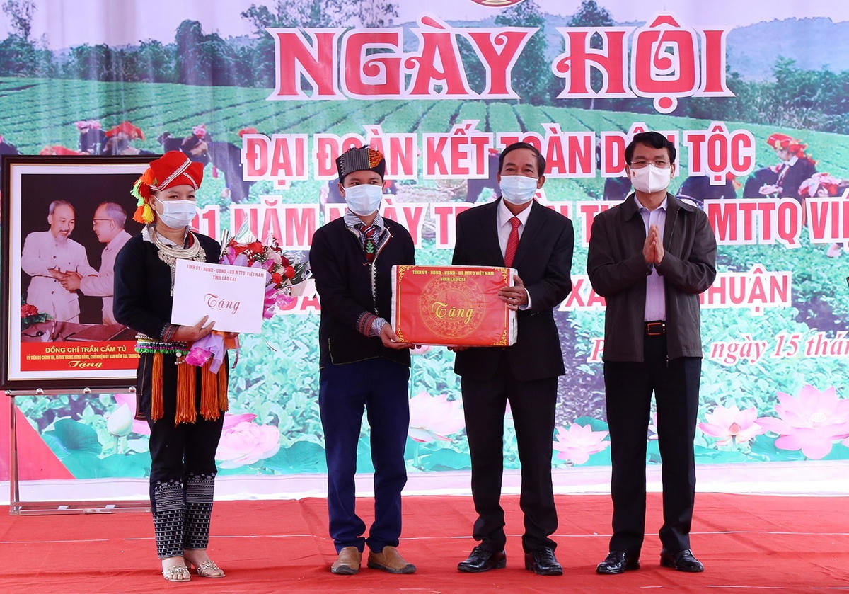 Bí thư Tỉnh ủy Đặng Xuân Phong tặng quà thôn Phú Lâm.