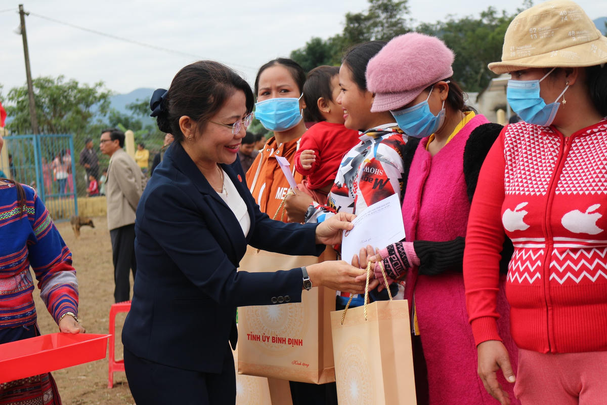 Bà Nguyễn Thị Phong, Chủ tịch Ủy MTTQ Việt Nam tỉnh Bình Định, trao quà cho các hộ dân làng Canh Tiến.