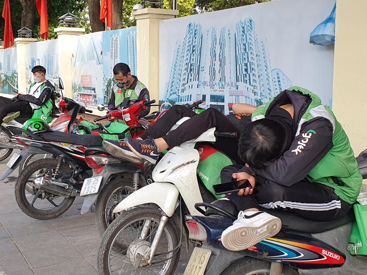 Xe ôm, shipper công nghệ gặp khó khăn khi giá xăng tăng.