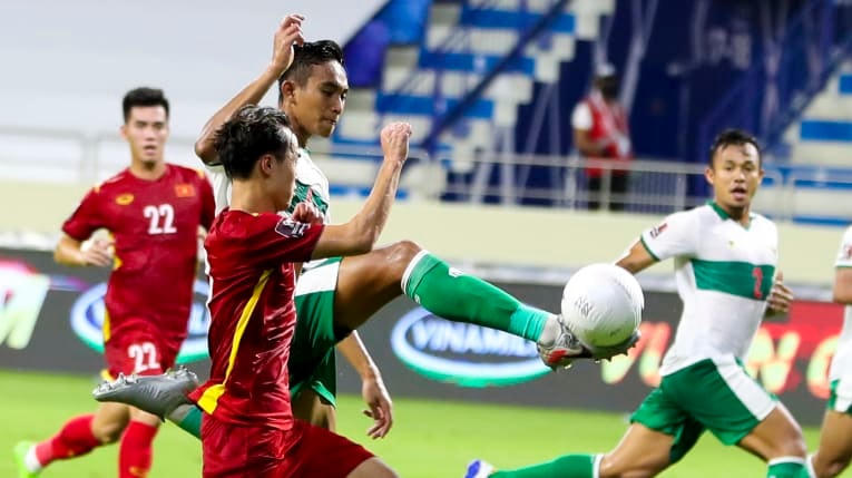 Indonesia thể hiện lối đá rắn ngay từ đầu trận.